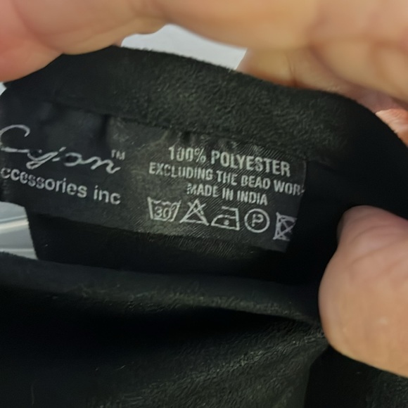 Intricate pattern of beading on this stunning triangular shaped scarf - Picture 4 of 4